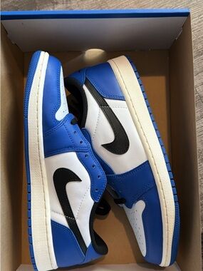 Jordan Men's Blue White and Black Low-Top Sneakers